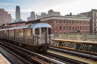 Train entering the East Harlem subway station.